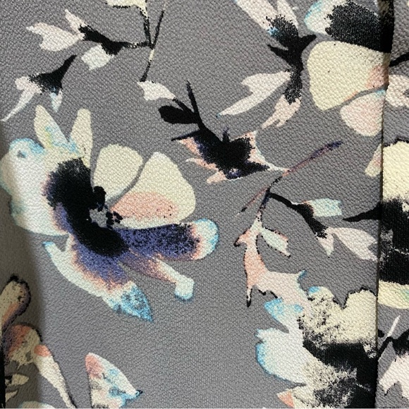 CeCe Blouse Floral Print Top Gray Black Floral 3/4 Sleeves Size XS Henley Style - Picture 12 of 16